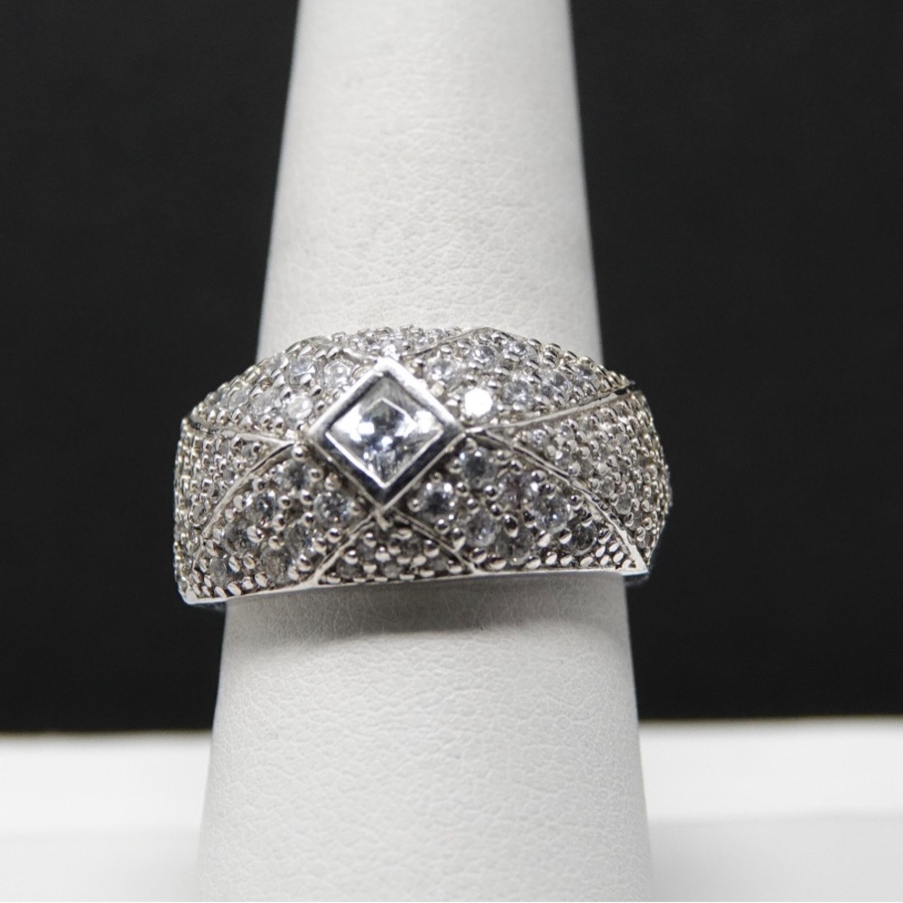 Very Unique Vintage Sterling Silver Dome CZ Ring Size 7.5.